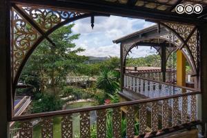 - Balcón con vistas al jardín en Kongkarn Resort and Farmstay, en Ban Pak Ngam