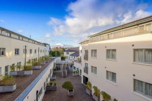an apartment with a courtyard with potted plants at Park Place Apartments in Killarney