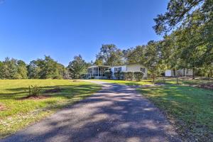 Galeriebild der Unterkunft Updated Lake Sinclair Home with Dock Access! in Eatonton