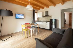 阿奎莱亚Agriturismo ai Due Leoni的带沙发和桌子的客厅