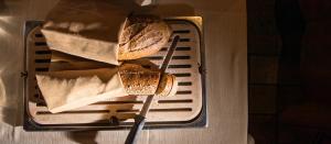 twee sneetjes brood op een rek in een oven bij Hotel Galli in Livigno