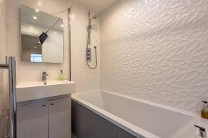 A bathroom at Cozy 2 Bedroom Apartment in Newbury Town Centre - SLEEPS 7 with NETFLIX and WiFi
