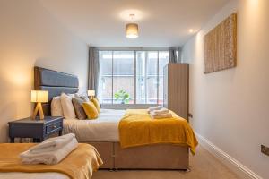 Postel nebo postele na pokoji v ubytování Cosy & Bright 2 Bedroom Apartment in Newbury Town Centre - SLEEPS 7