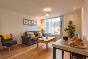 A seating area at Cozy 2 Bedroom Apartment in Newbury Town Centre - SLEEPS 7 with NETFLIX and WiFi