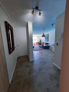 Departamento Lagunamar Las Cruces في لاس كروسيس: غرفة معيشة مع ممر مع أرضية بلاط