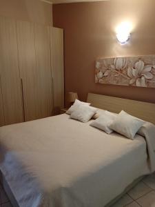A bed or beds in a room at casa vacanza Le 2 Isole