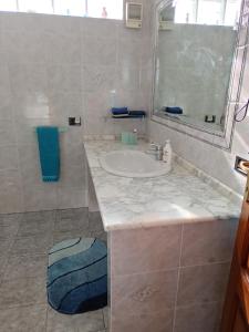A bathroom at casa vacanza Le 2 Isole Még 11 kép