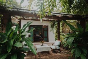 un patio de una casa con mesa y sillas en Villa Akasa, en Varkala