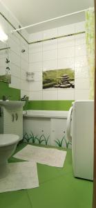 ein Bad mit einem WC und einem Waschbecken in der Unterkunft Романтичні апартаменти у центрі in Luzk