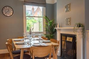 Afbeelding uit fotogalerij van Cosy 2 Bedroom Reading House SLEEPS 6 - With FREE WiFi & Garden by Roost Accommodation in Reading