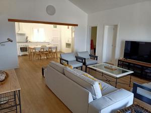 uma sala de estar com um sofá e uma mesa em Villa Gallotia em Las Puntas