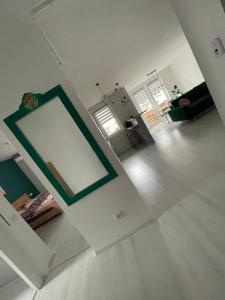 una sala de estar vacía con un espejo en la pared en Apartament Bella, en Târgu Mureș