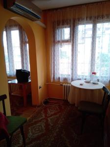 キュステンディルにあるHotel Lavegaのテーブルと窓2つが備わる客室です。
