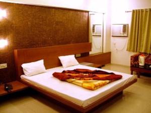 Hotel Rajmandir客房内的一张或多张床位