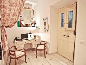 a room with a desk with a computer and two chairs at SottosopraSannio in Rome