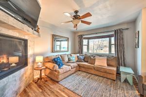 uma sala de estar com um sofá e uma lareira em Steamboat Springs Townhome Less Than 2 Mi to Lifts! em Steamboat Springs