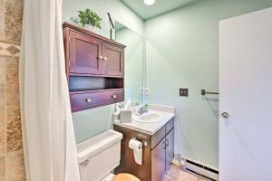un baño con lavabo e inodoro en Steamboat Springs Townhome Less Than 2 Mi to Lifts!, en Steamboat Springs 18 fotos más