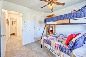 Un dormitorio con dos literas y un ventilador de techo. en Steamboat Springs Townhome Less Than 2 Mi to Lifts!, en Steamboat Springs
