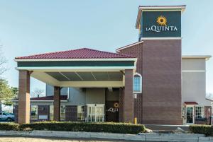 a front view of a laurynia hotel at La Quinta by Wyndham Kansas City Airport in Kansas City