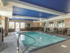 a large swimming pool with a blue ceiling at La Quinta by Wyndham Kansas City Airport in Kansas City