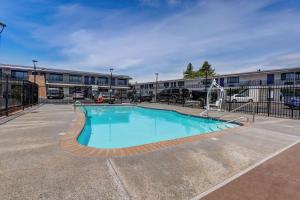 a swimming pool in a parking lot in front of a building at Motel 6-Ukiah, CA - North in Ukiah