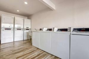 Kuchyň nebo kuchyňský kout v ubytování Motel 6-Ukiah, CA - North