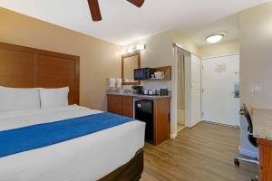 a hotel room with a bed and a kitchen at Comfort Inn Gaslamp Convention Center in San Diego