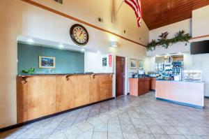 un restaurante con un reloj en la pared en Econo Lodge Inn & Suites, en Middletown