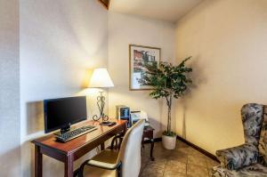 a room with a desk with a computer and a chair at Econo Lodge Inn & Suites Middletown - Winchester South in Middletown