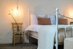 Un pat sau paturi într-o cameră la Russells Cottage