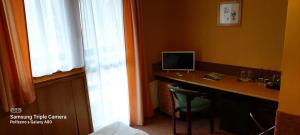 TV i/ili multimedijalni sistem u objektu Hotel Loucky
