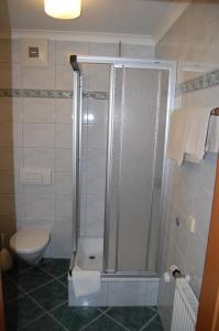 イルドニングにあるGasthof Grabenwirtのバスルーム(シャワー、トイレ付)