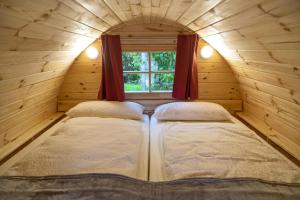 Una cama o camas en una habitación de Bahlmann's Radwelt & Freizeitresort