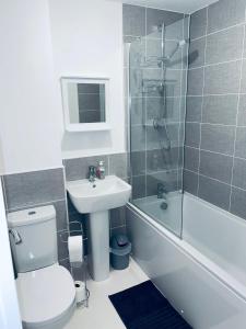 y baño con aseo, lavabo y ducha. en Cosy Family Home - Coventry City Centre - Entire House, en Coventry