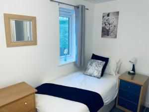 a small bedroom with a bed and a window at Cosy Family Home - Coventry City Centre - Entire House in Coventry