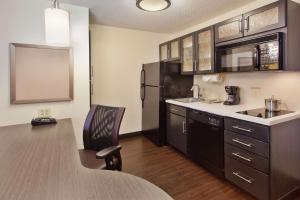 Kuchyň nebo kuchyňský kout v ubytování Sonesta Simply Suites Philadelphia Mount Laurel