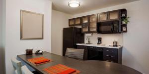 Kuchyň nebo kuchyňský kout v ubytování Sonesta Simply Suites Philadelphia Mount Laurel