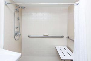 A bathroom at Sonesta Simply Suites Philadelphia Mount Laurel