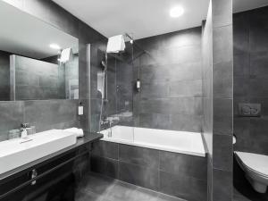 Ein Badezimmer in der Unterkunft DORMERO HoHo Wien