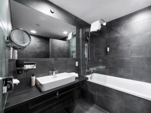 Ein Badezimmer in der Unterkunft DORMERO HoHo Wien