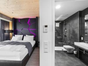 1 Schlafzimmer mit einem Kingsize-Bett und einem Badezimmer in der Unterkunft DORMERO HoHo Wien in Wien