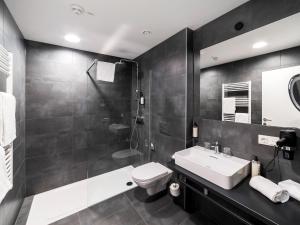 Ein Badezimmer in der Unterkunft DORMERO HoHo Wien