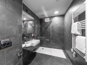 Ein Badezimmer in der Unterkunft DORMERO HoHo Wien