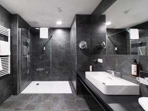 Ein Badezimmer in der Unterkunft DORMERO HoHo Wien