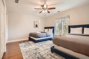 A bed or beds in a room at Edgewater Estate - 5 Bdrm Sleeps 10 - Near It All