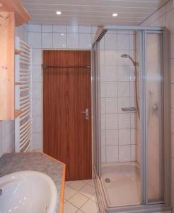 un baño con ducha y lavabo en Ferienwohnung Haus Heimattreu, en Schönau am Königssee 9 fotos más