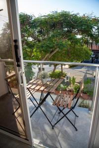 un balcón con mesa y sillas en el porche en Tikay Holiday Apts, en Ayia Napa