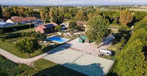 阿奎莱亚Agriturismo ai Due Leoni的享有带游泳池的房屋的空中景致