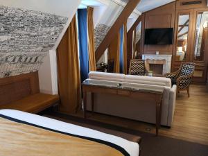 Cette chambre comprend deux lits et une télévision. dans l'établissement Gavarni, à Paris