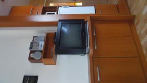una pequeña televisión sentada en la parte superior de un armario en Pension Úsvit, en Podkopná Lhota